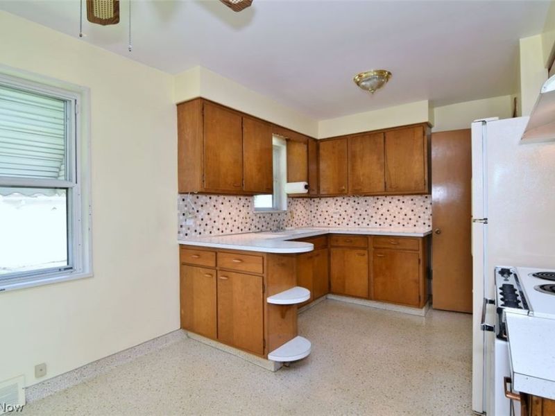 232 E 293rd Street, Willowick, OH 44095 Photo 9