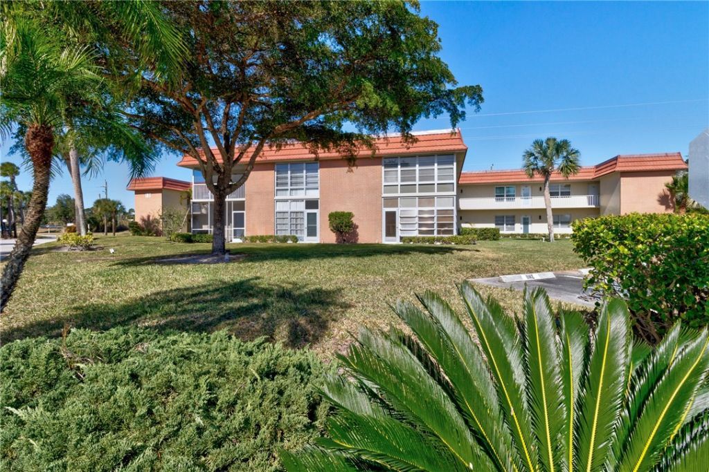 107 Spring Lake Court, Unit 206, Vero Beach, FL 32962 Photo