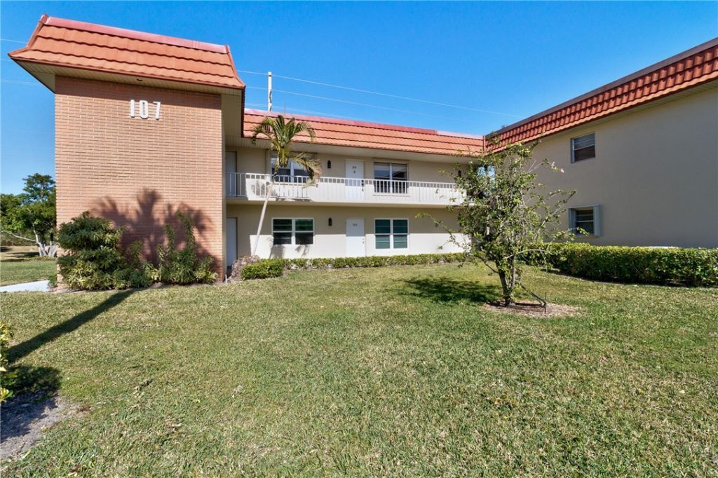 107 Spring Lake Court, Unit 206, Vero Beach, FL 32962 Photo