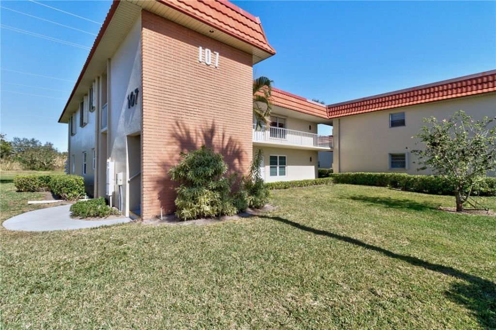 107 Spring Lake Court, Unit 206, Vero Beach, FL 32962 Photo