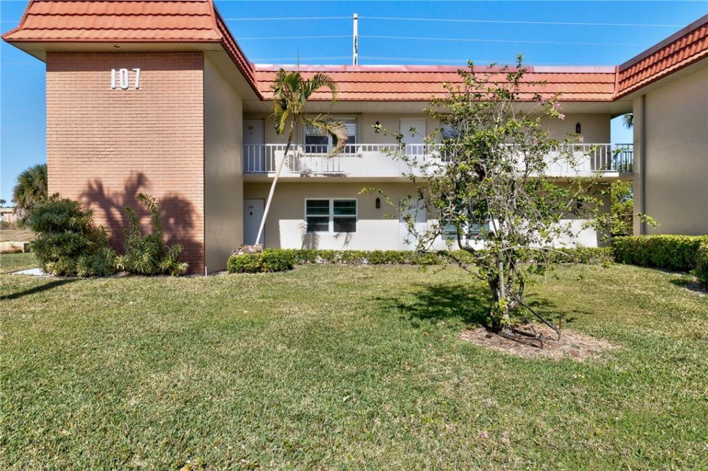 107 Spring Lake Court, Unit 206, Vero Beach, FL 32962 Photo