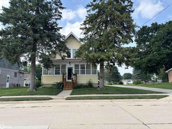 1452 SE 2nd St, Mason City, IA 50401