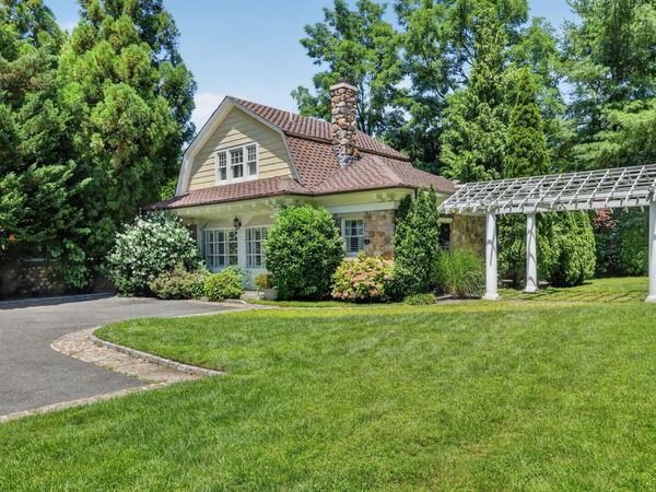 1058 PLANDOME Road, Manhasset, NY 11030