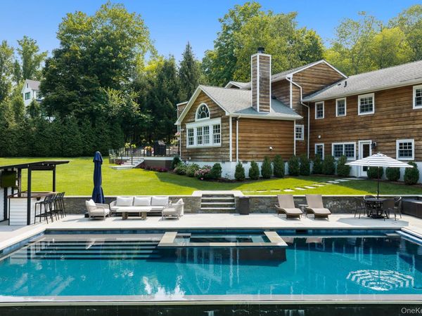 8 Seymour Place W, Armonk, NY 10504