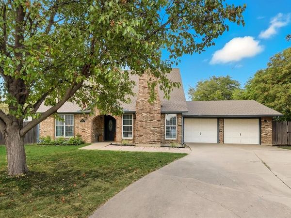 800 Colony Court, Blue Mound, TX 76131