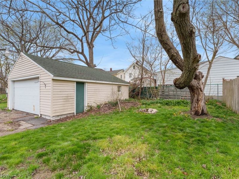 829 Indian Trail , Akron, OH 44314 Photo 9
