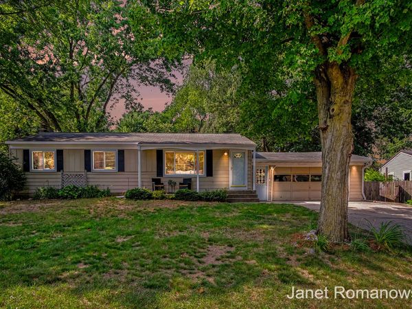 11141 Woodbushe Drive SE, Lowell, MI 49331