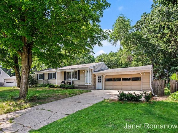 11141 Woodbushe Drive SE, Lowell, MI 49331