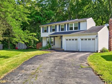 1590 Sweetbrier Lane , Walworth, NY 14568