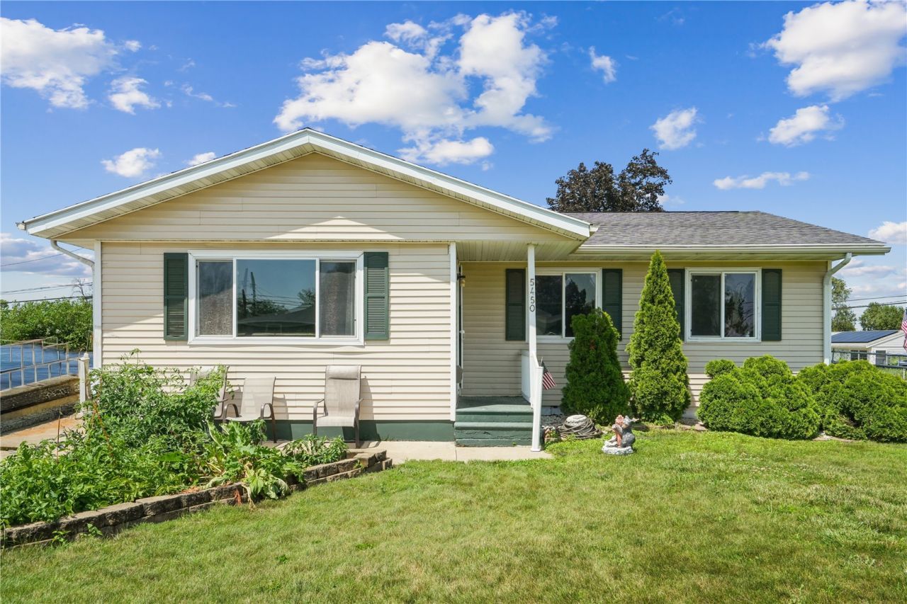 5450 Plainview Dr Nw, Cedar Rapids, IA 52405 Main Photo