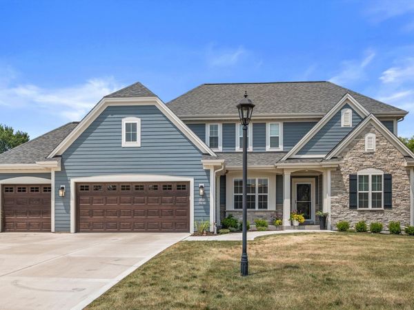 W273N2473 Arlington Dr, Pewaukee, WI 53072