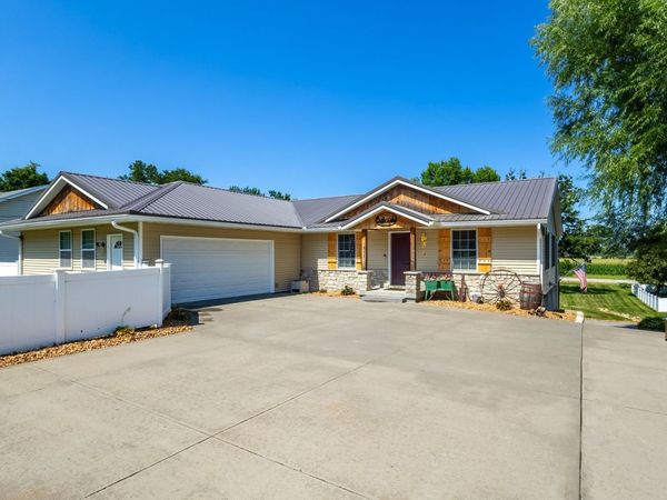 1825 Pineo Grove Lane, Princeton, IA 52768