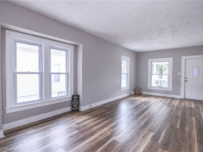 557 Wesleyan Avenue , Barberton, OH 44203 Photo 4
