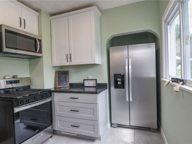 557 Wesleyan Avenue , Barberton, OH 44203 Photo 9