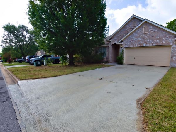 704 Thrush DR , Leander, TX 78641
