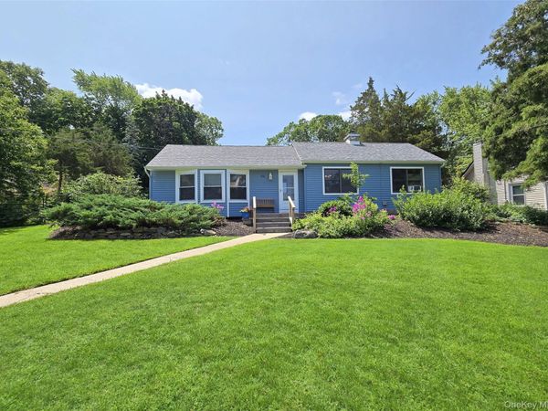 46 Peconic Street , Selden, NY 11784