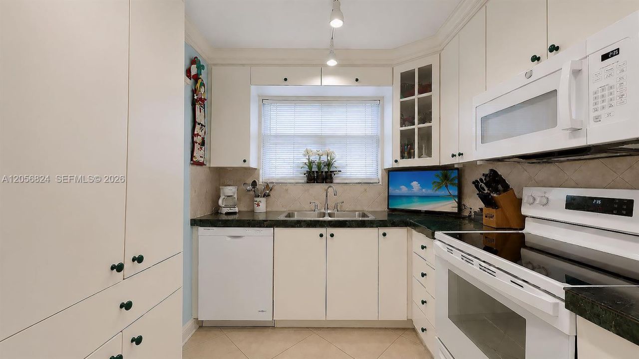 635 NW 97th Pl , Miami, FL 33172 Photo
