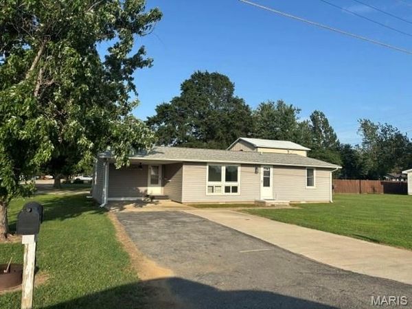 703 Walker Street , Bernie, MO 63822