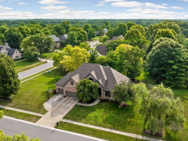 9904 Oak Ridge Drive , Zionsville, IN 46077