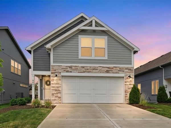 8841 SW 9th Terrace, Lee's Summit, MO 64064