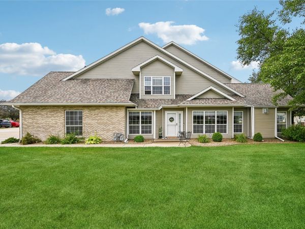 1242 Litchfield Drive, Unit A, Hiawatha, IA 52233