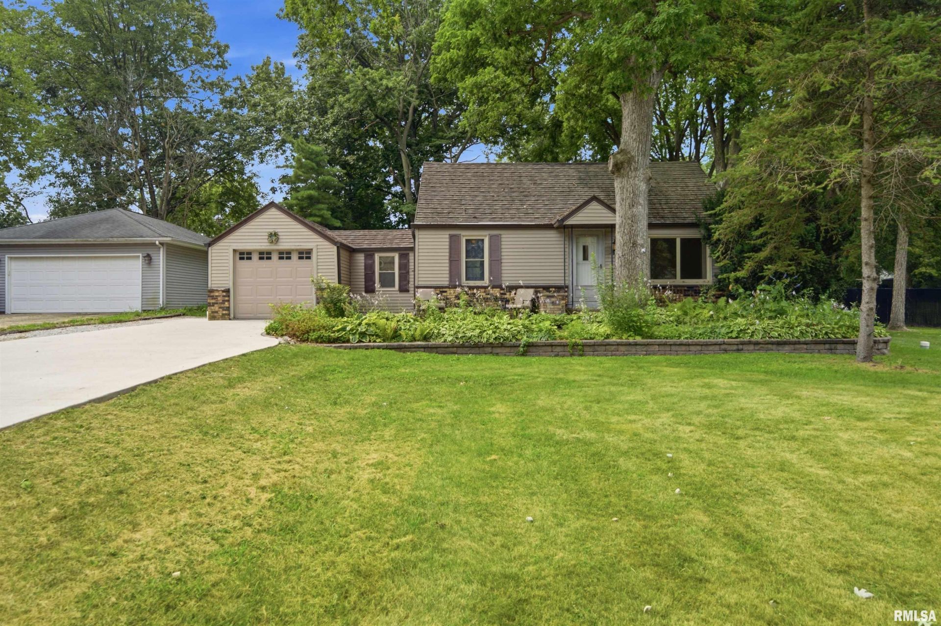 102 Kay Court, East Peoria, IL 61611 Main Photo