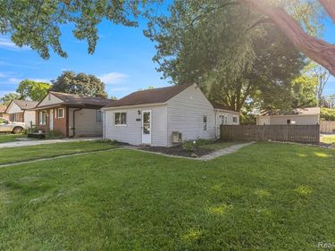 8279 Hugh Street , Westland, MI 48185
