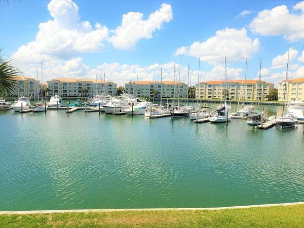 10 HARBOUR ISLE Drive E, Unit 204, Fort Pierce, FL 34949