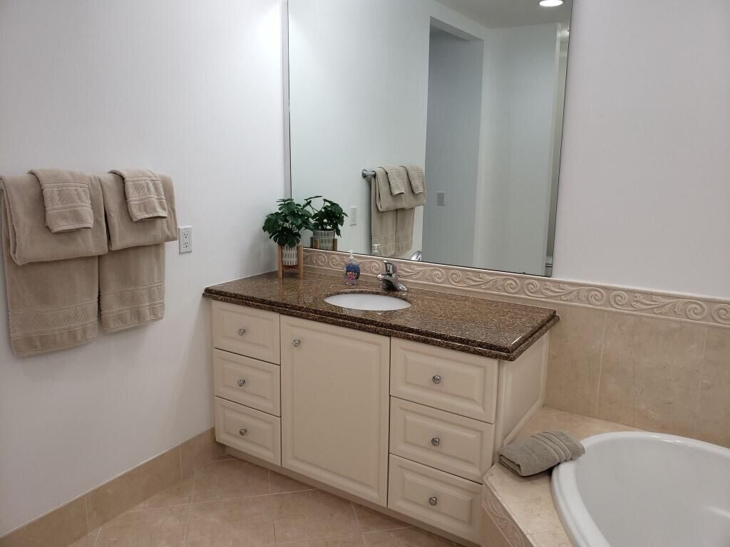 10 Harbour Isle Drive E, Unit 204, Fort Pierce, FL 34949 Photo