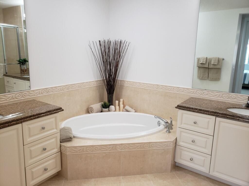 10 Harbour Isle Drive E, Unit 204, Fort Pierce, FL 34949 Photo