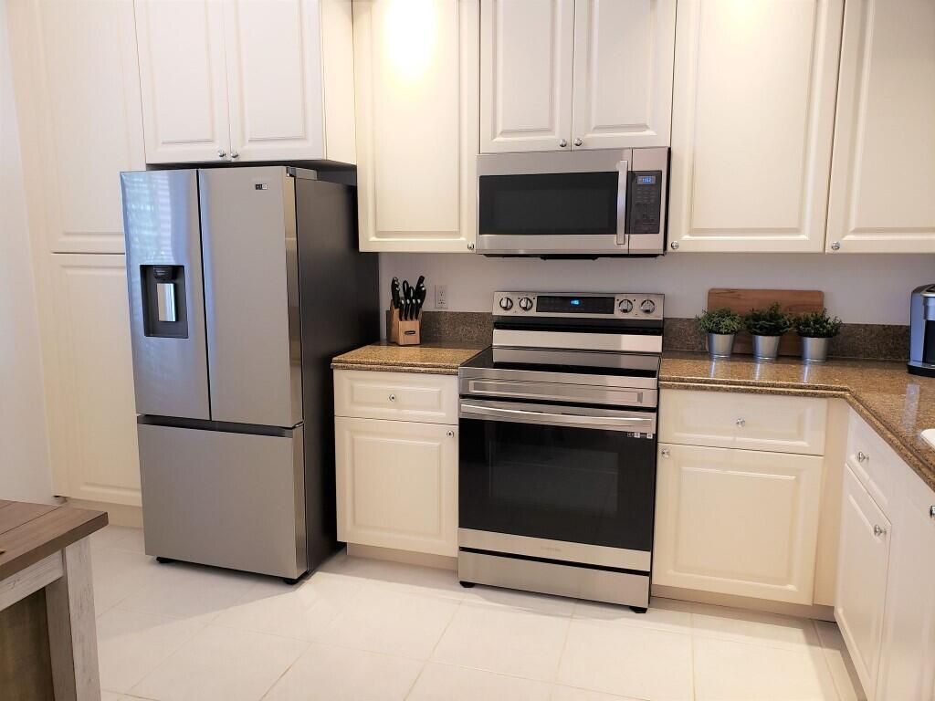10 Harbour Isle Drive E, Unit 204, Fort Pierce, FL 34949 Photo
