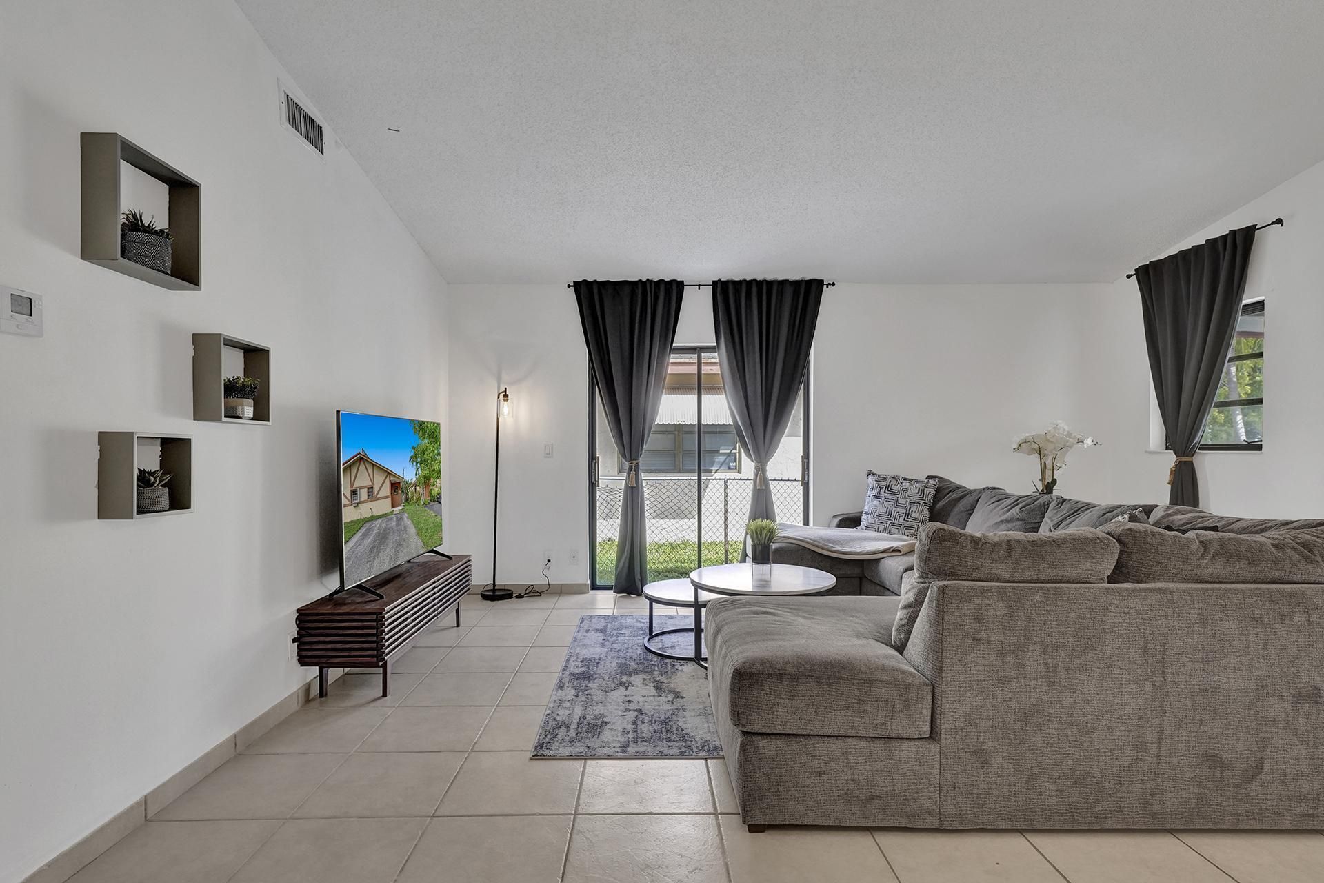 1115 NE 1st Court, Unit B, Hallandale Beach, FL 33009 Photo