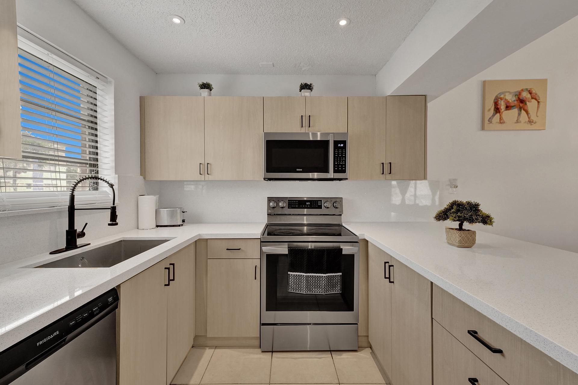 1115 NE 1st Court, Unit B, Hallandale Beach, FL 33009 Photo