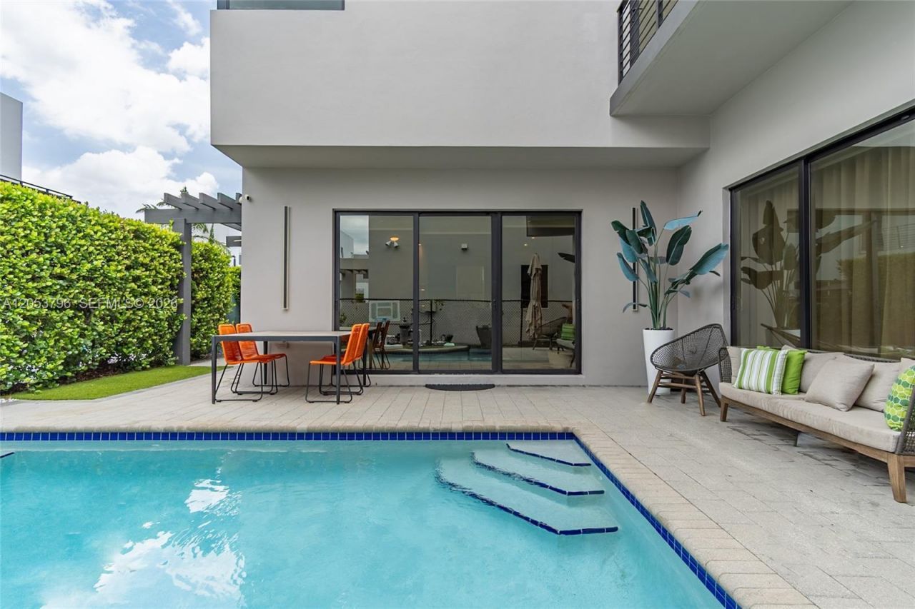 10043 NW 75th Ter, Doral, FL 33178 Photo