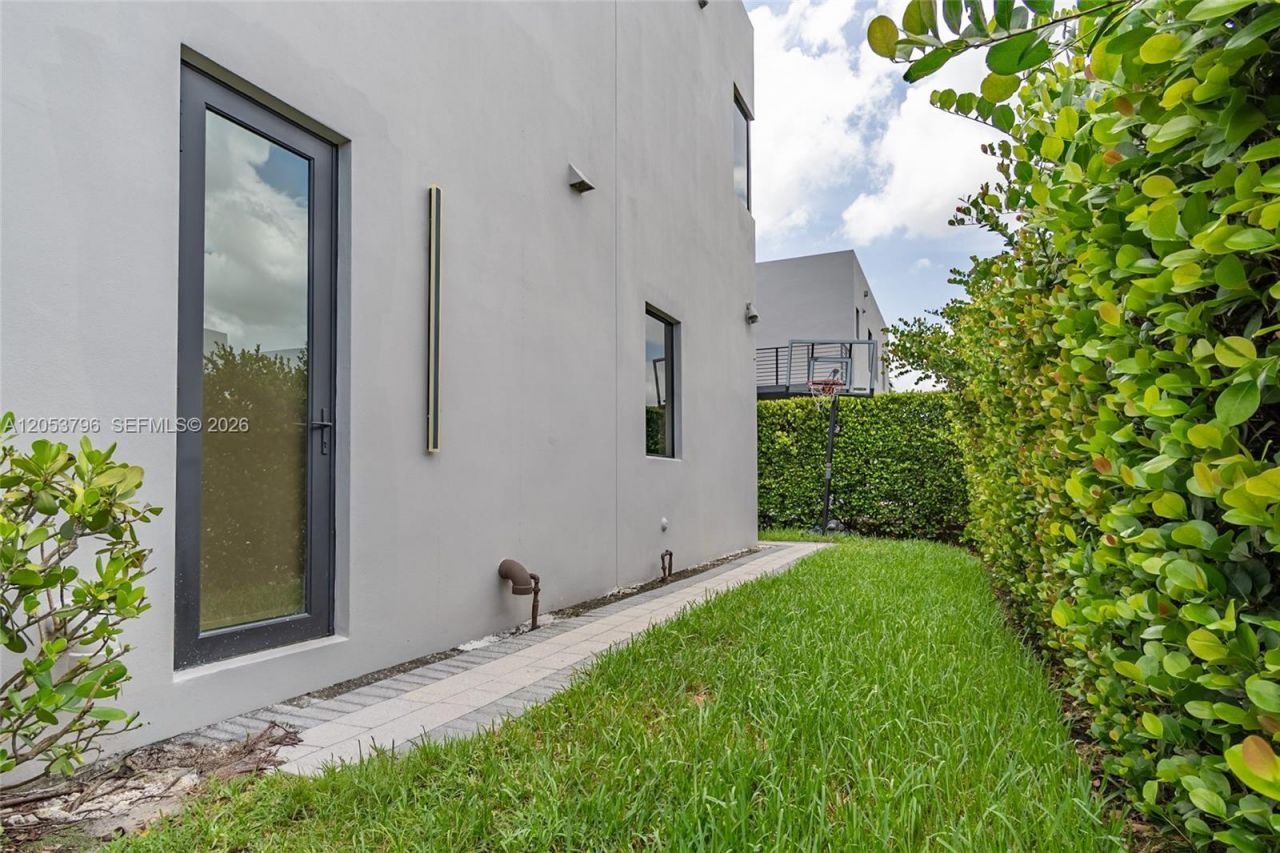 10043 NW 75th Ter, Doral, FL 33178 Photo