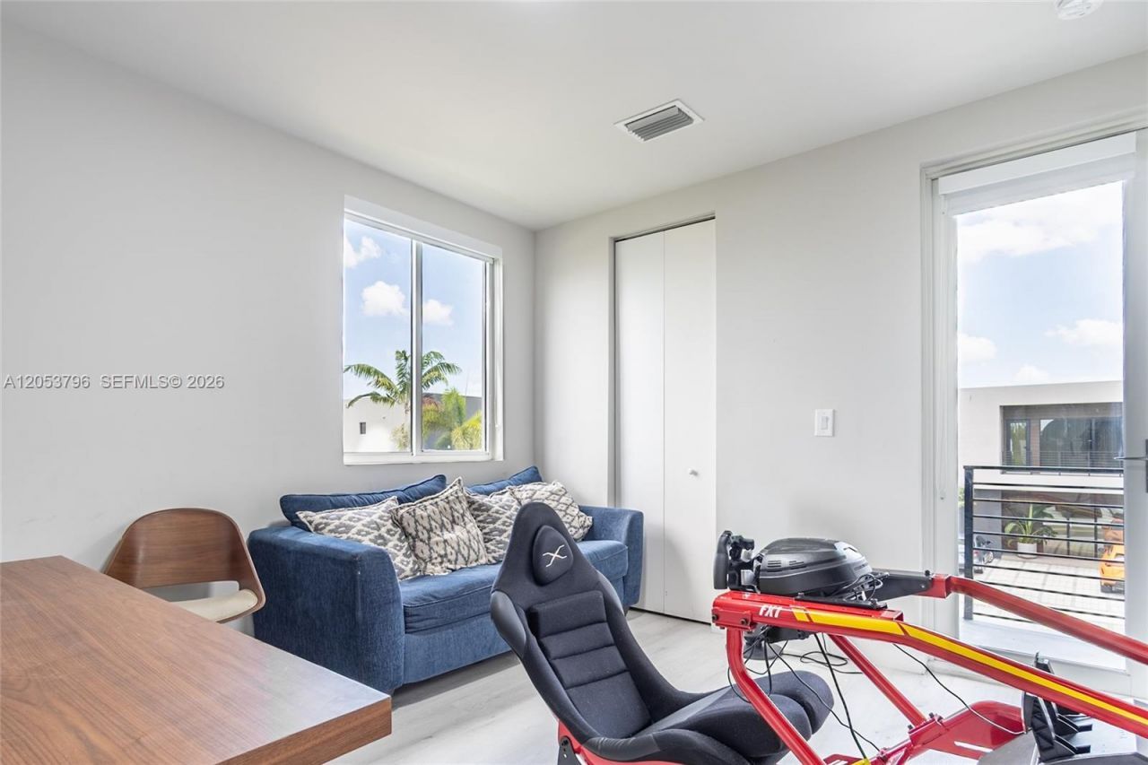 10043 NW 75th Ter, Doral, FL 33178 Photo