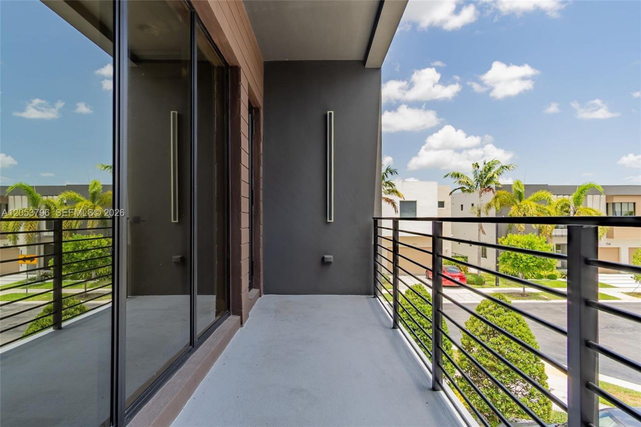 10043 NW 75th Ter, Doral, FL 33178 Photo
