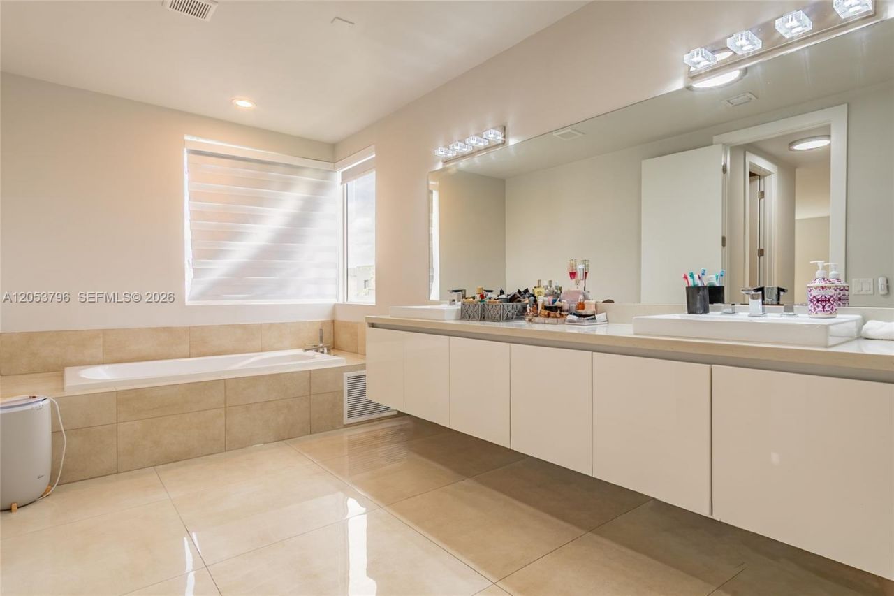 10043 NW 75th Ter, Doral, FL 33178 Photo