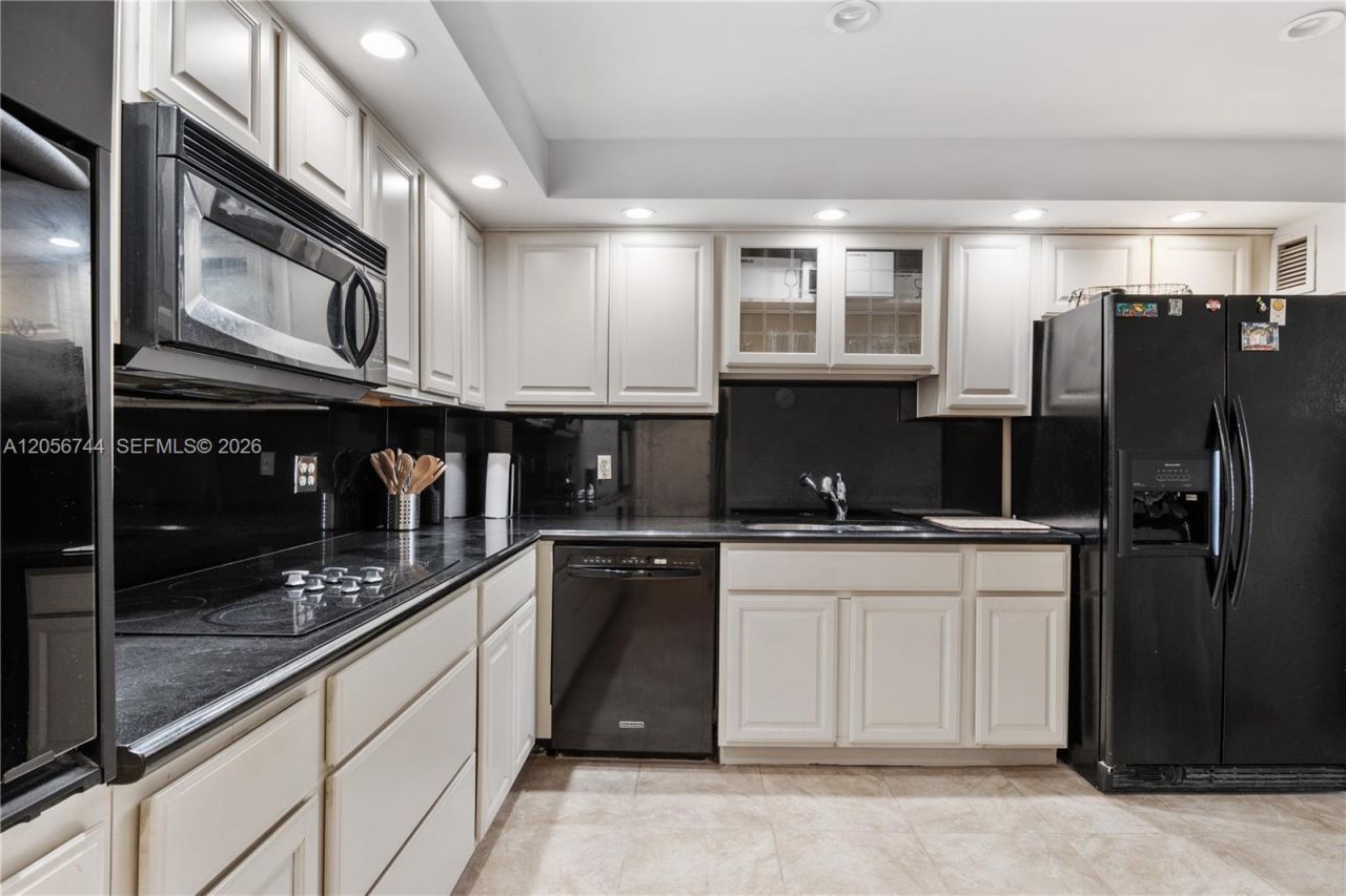5825 Collins Ave , Unit 9C, Miami Beach, FL 33140 Photo