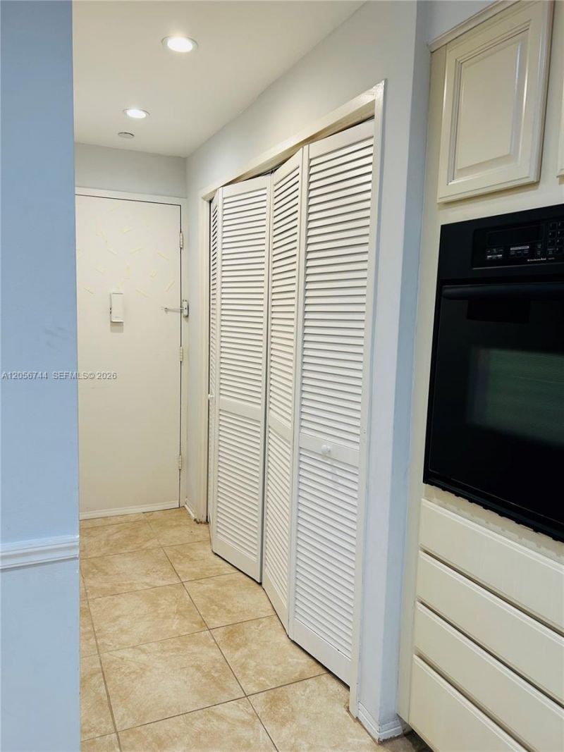 5825 Collins Ave , Unit 9C, Miami Beach, FL 33140 Photo