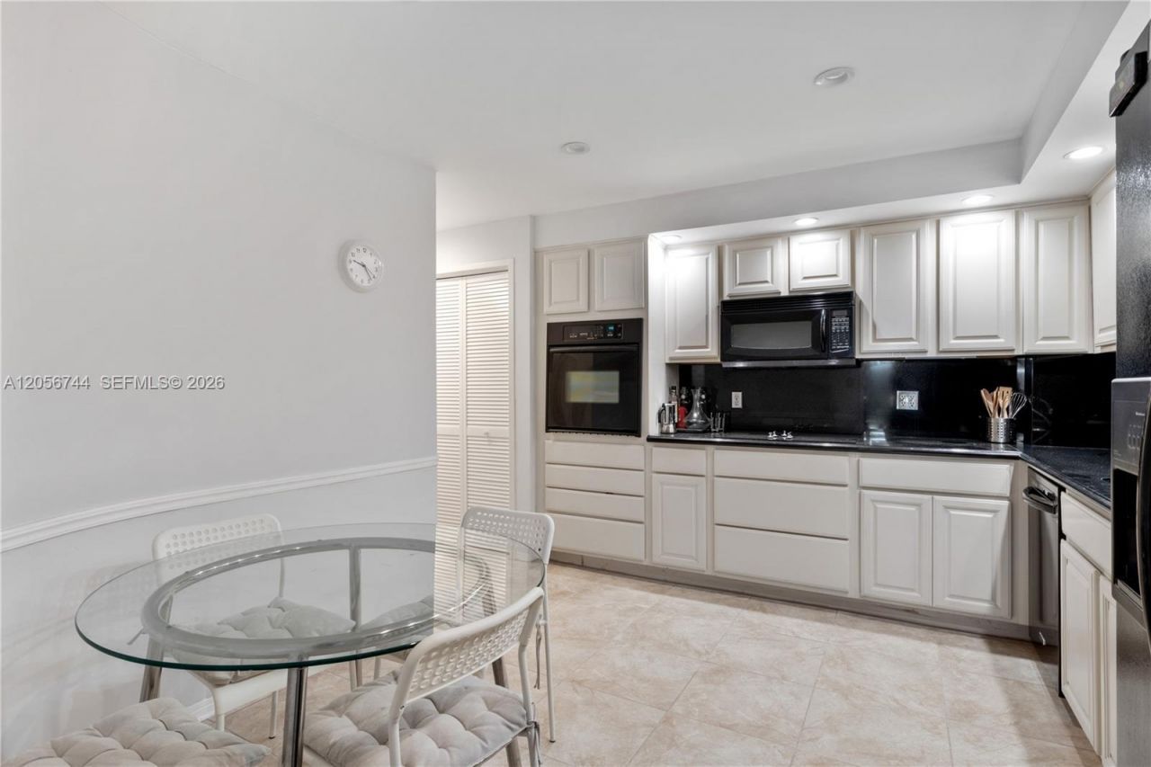 5825 Collins Ave , Unit 9C, Miami Beach, FL 33140 Photo