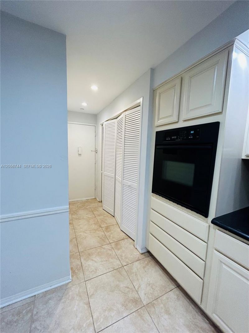 5825 Collins Ave , Unit 9C, Miami Beach, FL 33140 Photo