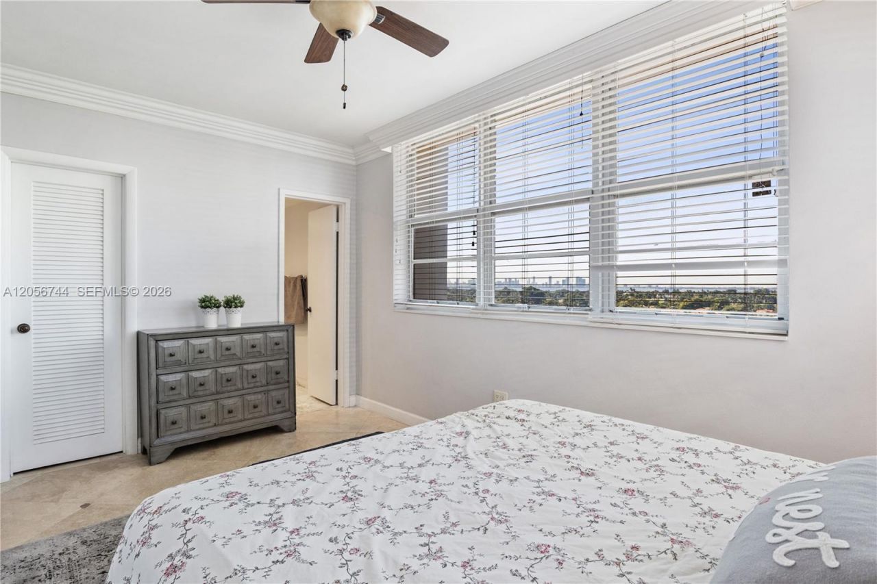 5825 Collins Ave , Unit 9C, Miami Beach, FL 33140 Photo