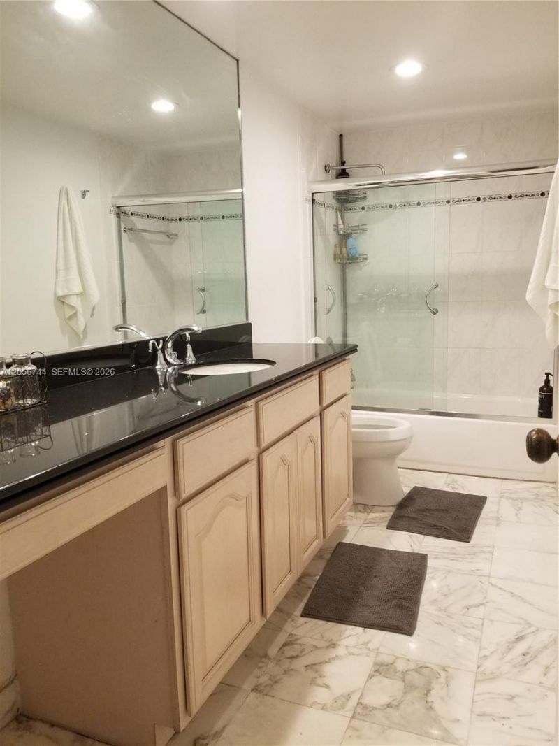 5825 Collins Ave , Unit 9C, Miami Beach, FL 33140 Photo