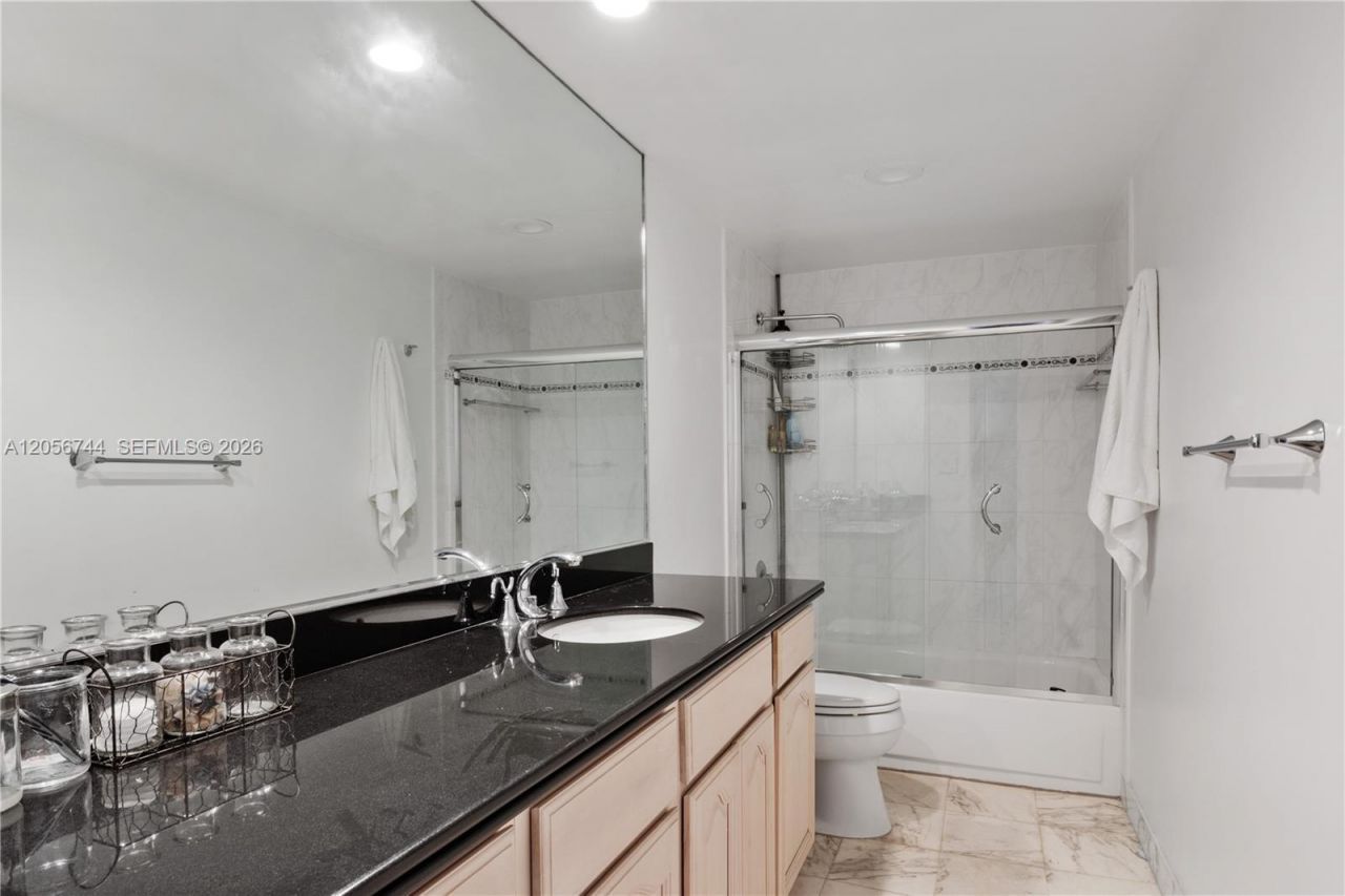 5825 Collins Ave , Unit 9C, Miami Beach, FL 33140 Photo