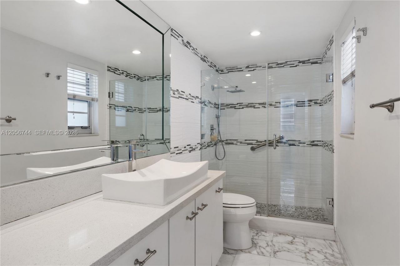 5825 Collins Ave , Unit 9C, Miami Beach, FL 33140 Photo
