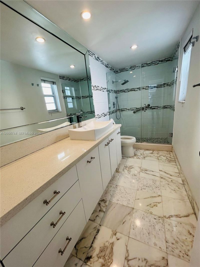 5825 Collins Ave , Unit 9C, Miami Beach, FL 33140 Photo