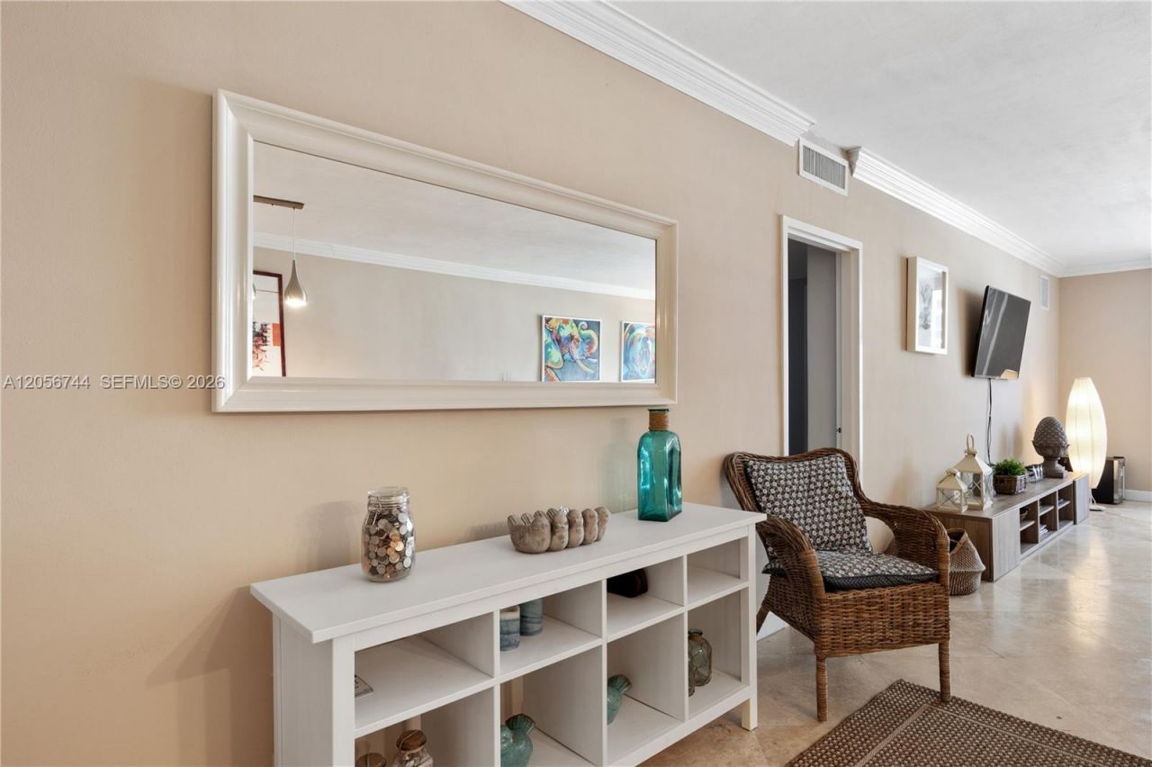 5825 Collins Ave , Unit 9C, Miami Beach, FL 33140 Photo