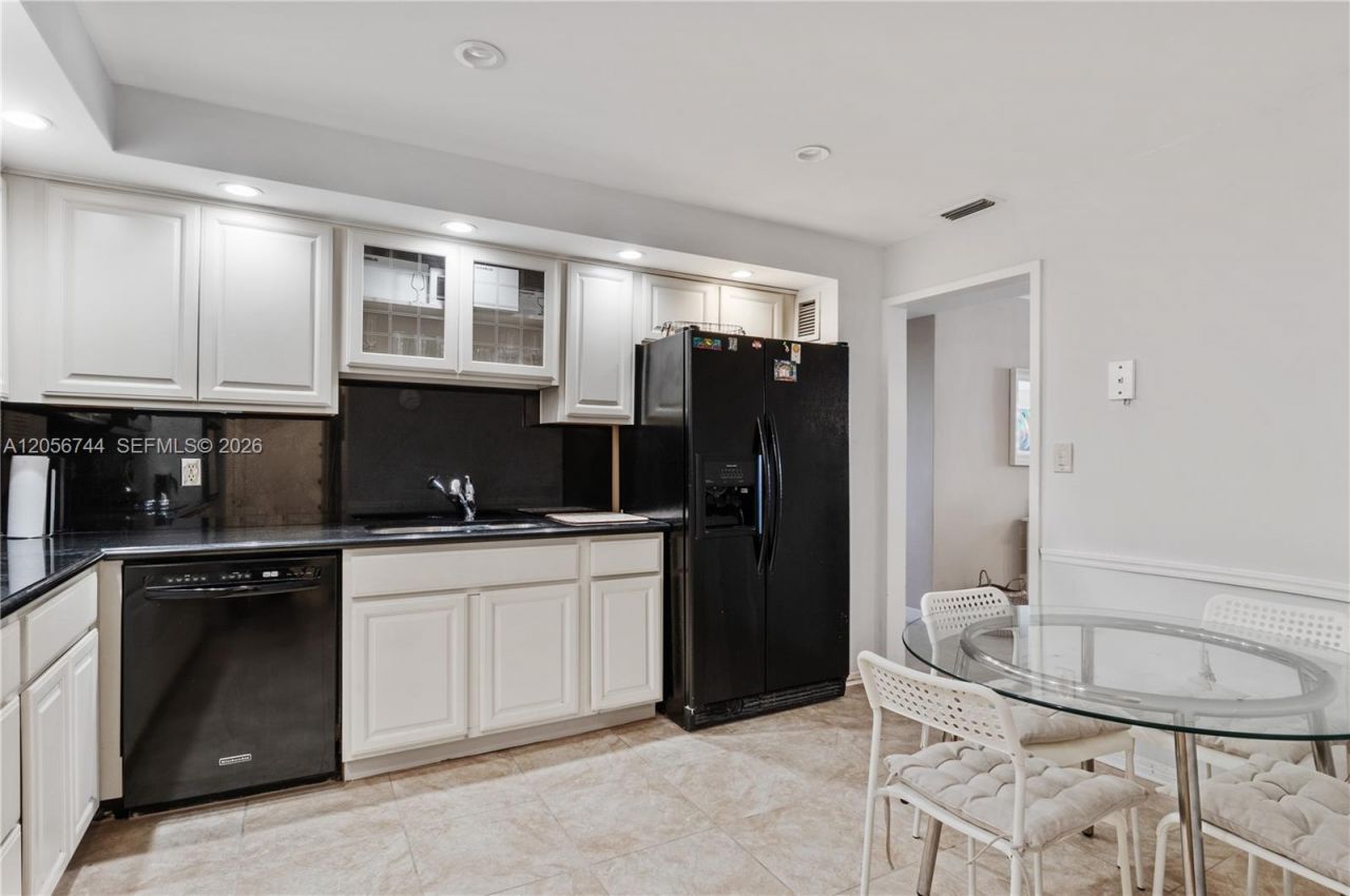 5825 Collins Ave , Unit 9C, Miami Beach, FL 33140 Photo