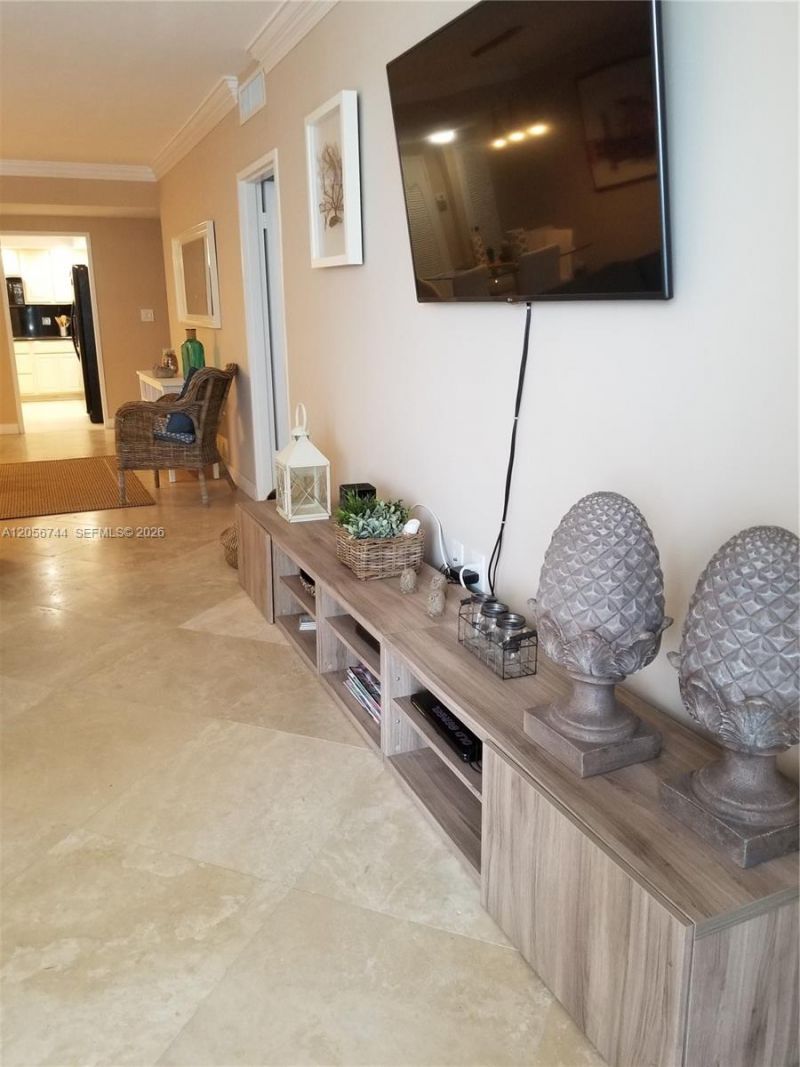 5825 Collins Ave , Unit 9C, Miami Beach, FL 33140 Photo